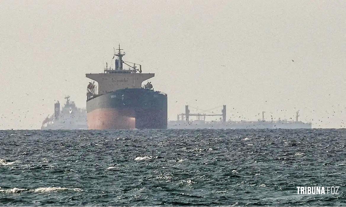 Irã nega passagem de navios dos EUA por Ormuz e petróleo dispara