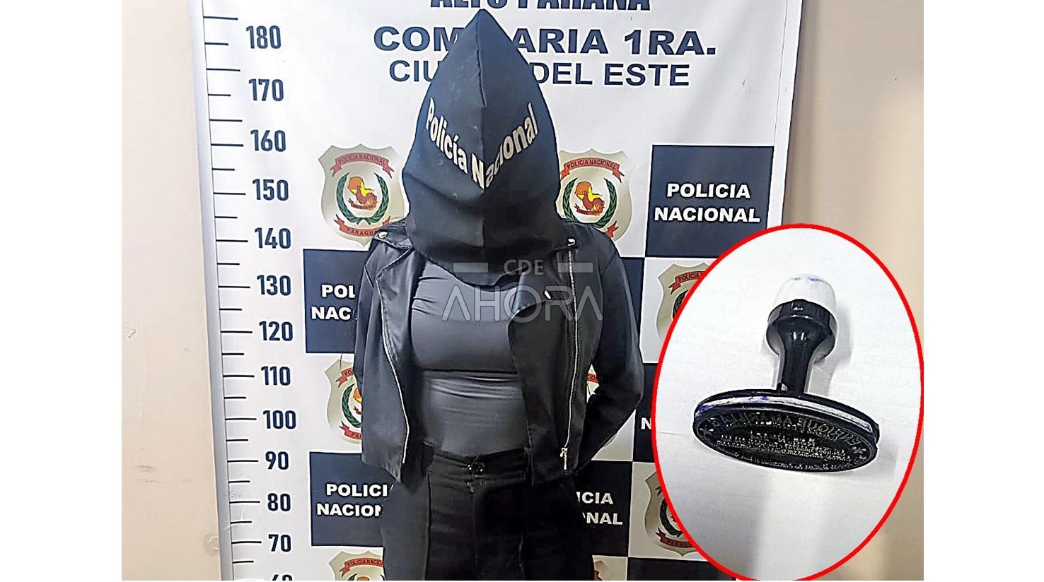 Jovem brasileira é presa após ser flagrada por câmeras roubando carimbo de tabelião em Ciudad Del Este