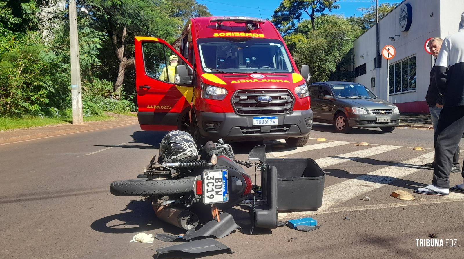 Motociclista é socorrido pelo Siate após colisão na Av. General Meira