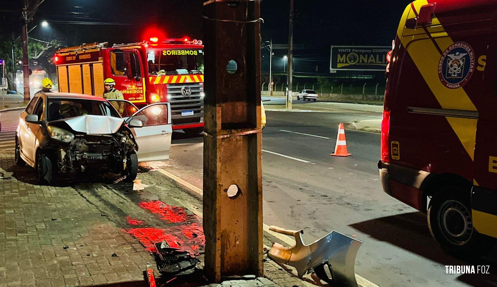 Mulher fica inconsciente após veículo colidir contra um poste na Av. JK em Foz do Iguaçu 