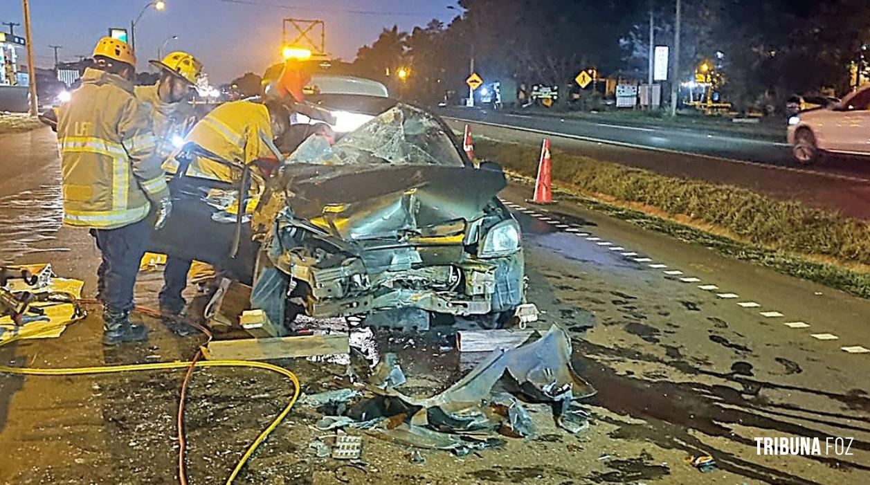 Mulher fica presa as ferragens após colisão entre carro e caminhão no Paraguai