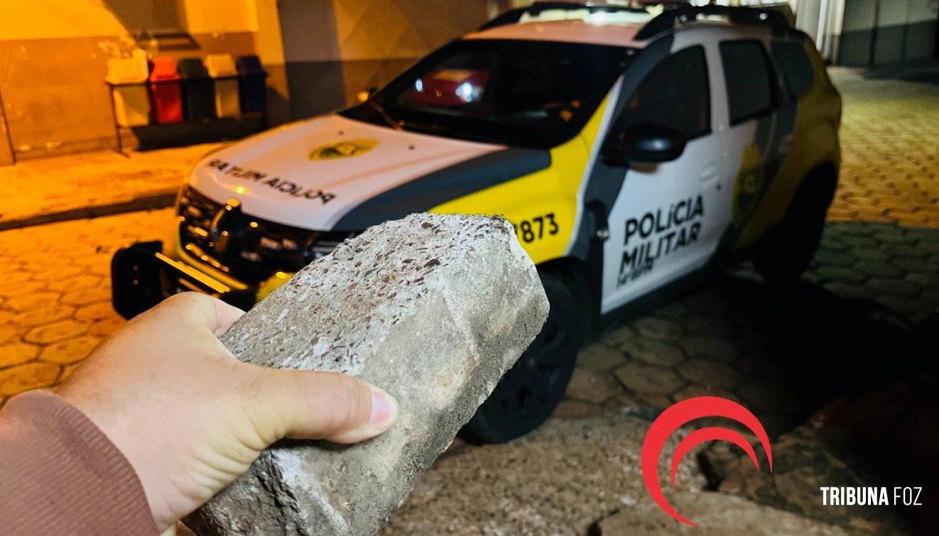 Sargento do CHOQUE é agredido na nuca por morador de rua no centro de Foz do Iguaçu