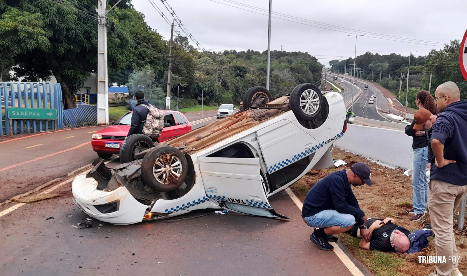 Taxista capota taxi na Rodovia das Cataratas defronte ao Aquamania em Foz do Iguaçu