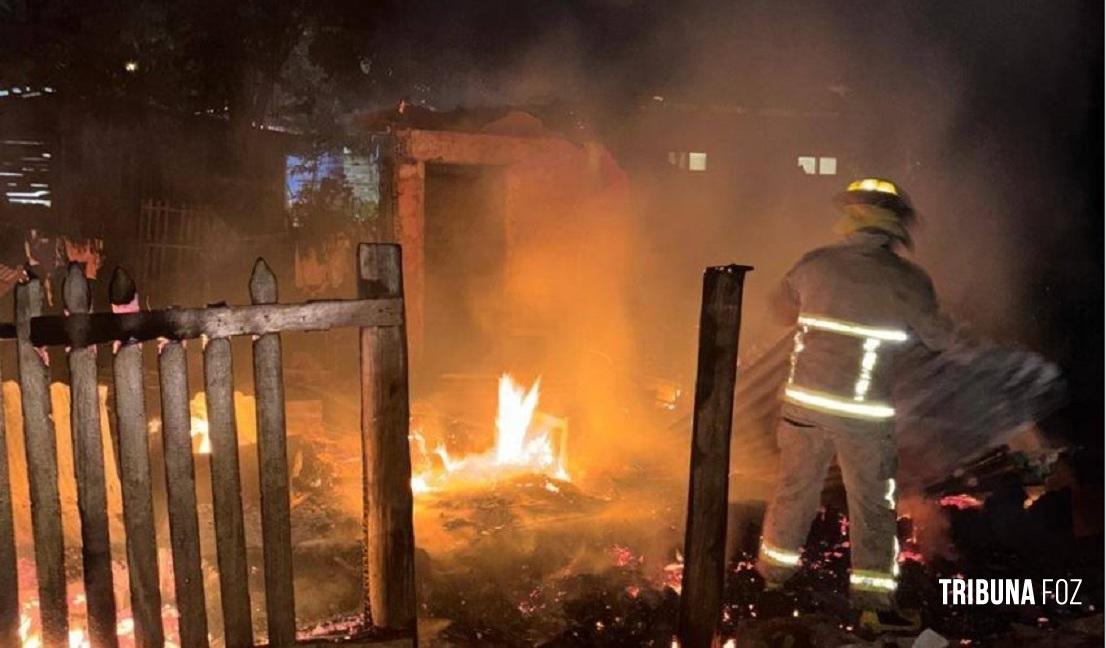 Incêndio destruiu uma casa no bairro Bicentenario em Puerto Iguazú, na Argentina
