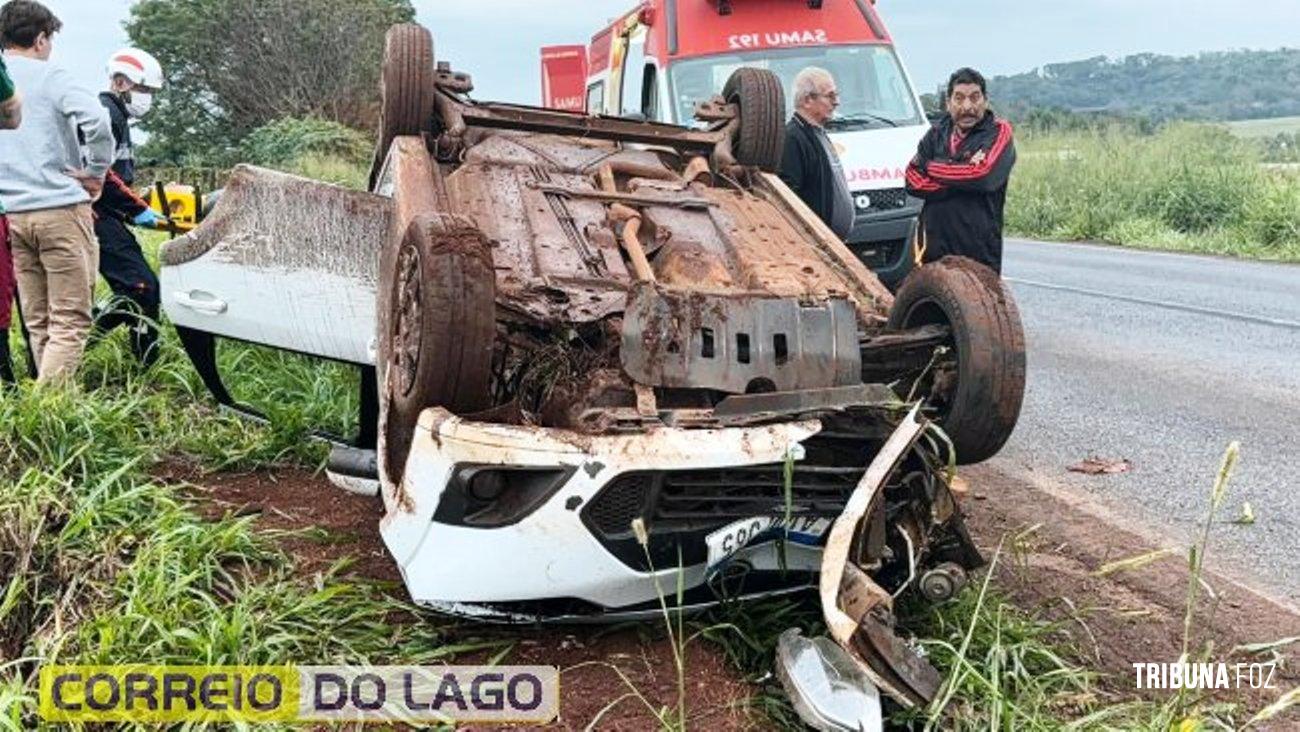 Veículo com mãe e filhos capota após motorista tentar evitar batida frontal em Santa Helena