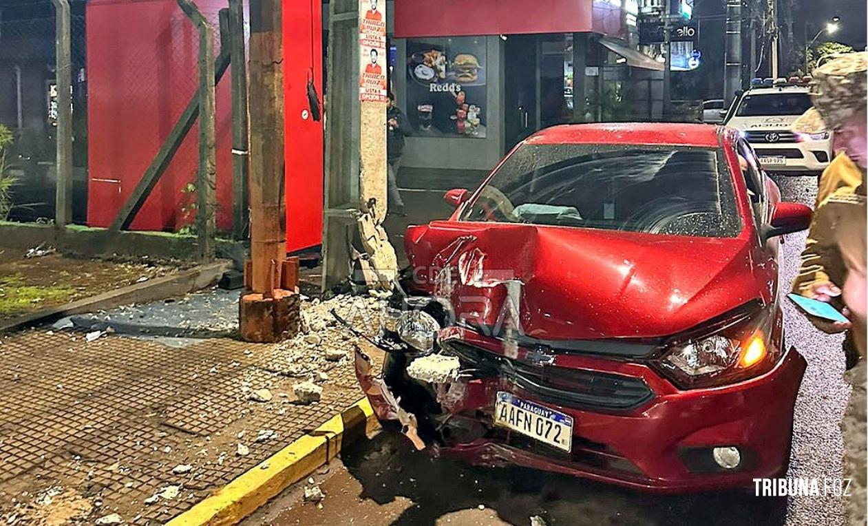 Advogado embriagado bate em poste de energia elétrica em Ciudad Del Este