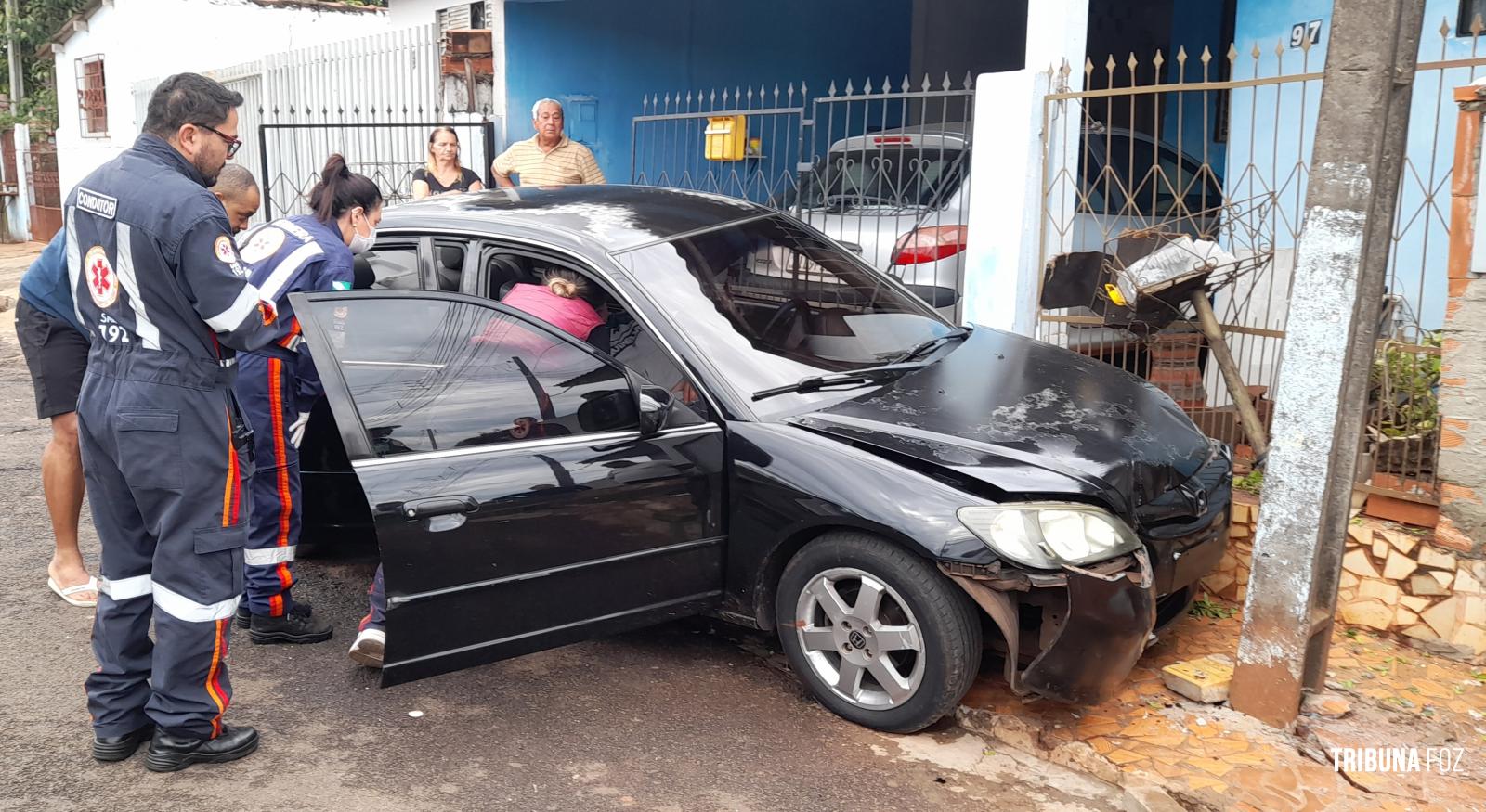 Bombeiros são mobilizados após condutor colidir contra poste no Profilurb I em Foz do Iguaçu