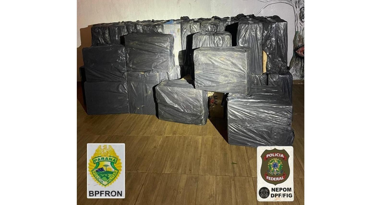 BPFRON e PF apreendem 2.850 pacotes de cigarros na localidade conhecida como Favela do Cemitério em Foz do Iguaçu