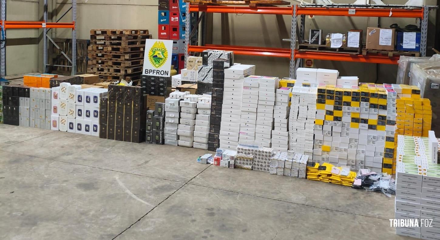 BPFRON e Polícia Federal apreendem caminhão carregado com mercadorias contrabandeadas em Santo Antônio do Sudoeste