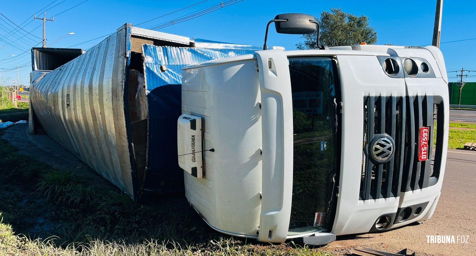 Carreta carregada com bolachas tomba na marginal da BR-277 em Foz do Iguaçu