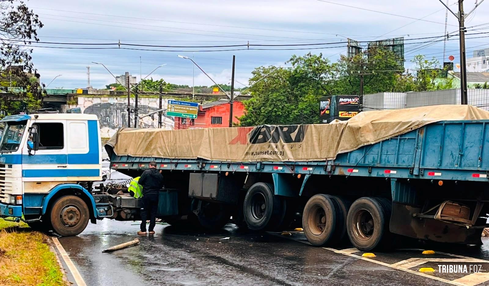 Carreta perde os freios e atinge veículos na subida da Tancredo Neves em Foz do Iguaçu