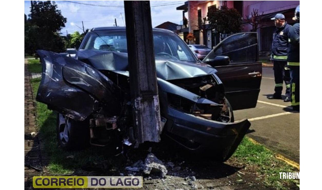 Carro bate em poste e motorista acaba detido por embriaguez ao volante em Santa Helena