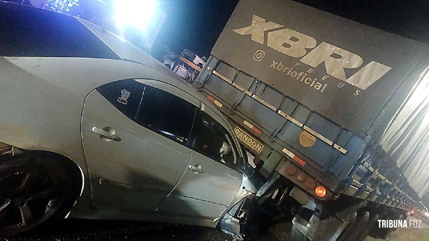 Carro entra de baixo de uma carreta após colisão em Santa Rita no Paraguai