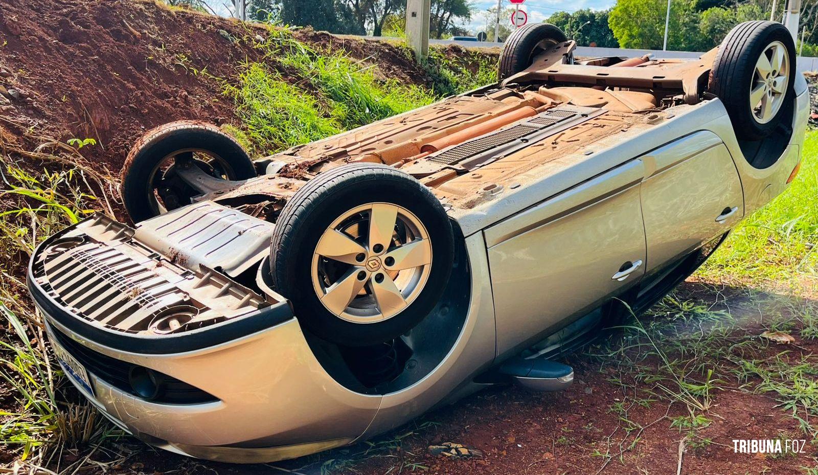 Casal fica ferido após capotamento de veículo na Av. das Cataratas