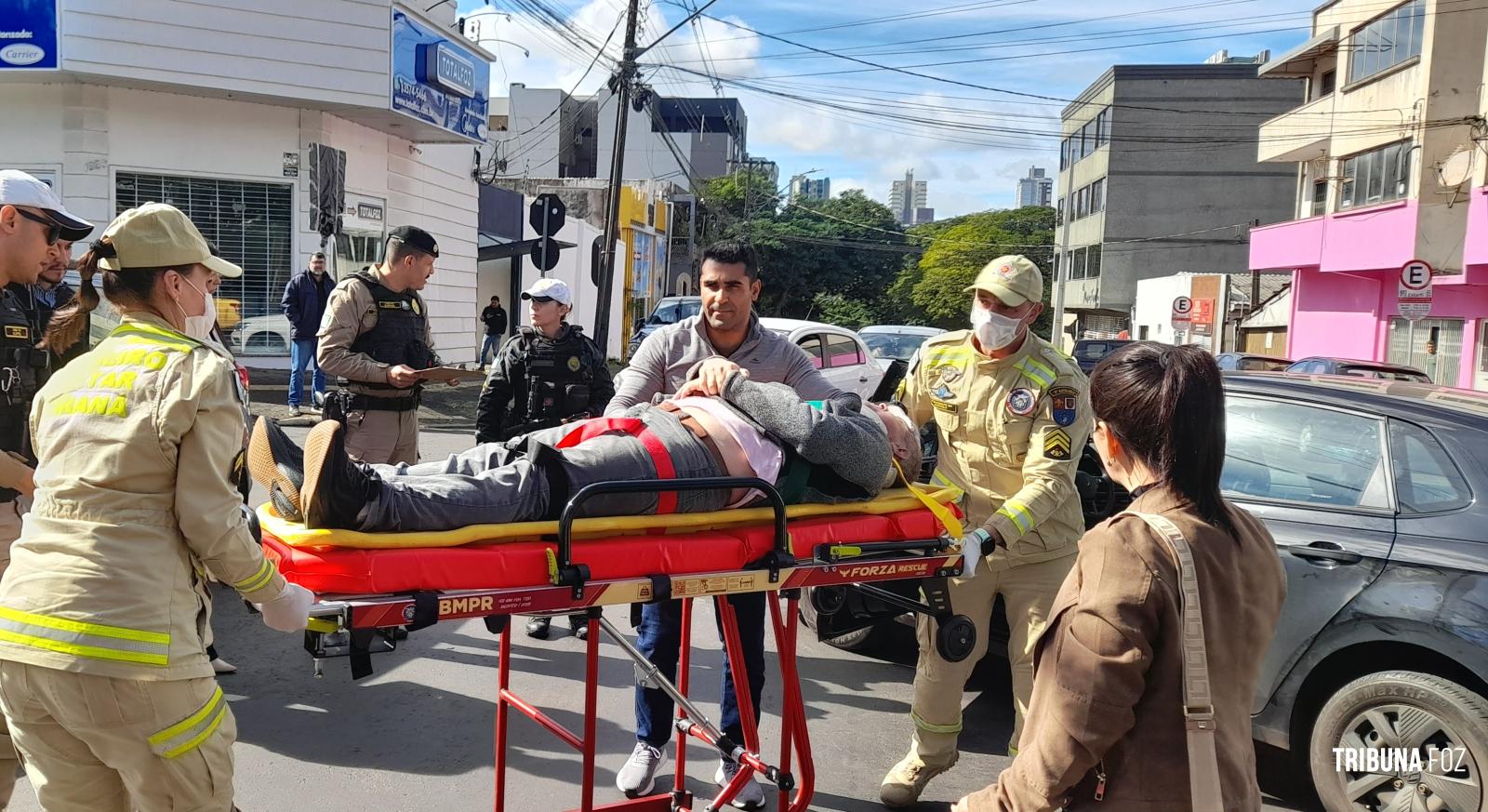 Condutor é socorrido pelo Siate após colisão no centro de Foz do Iguaçu