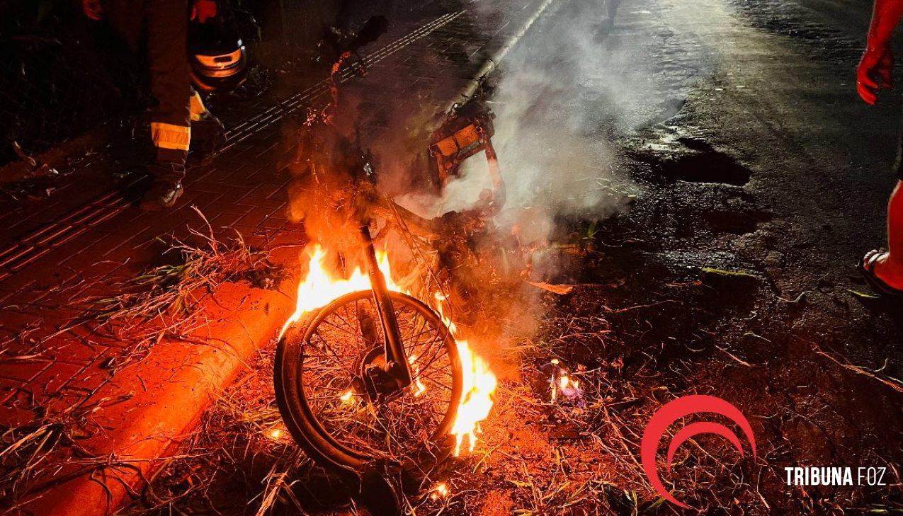 De volta do serviço, trabalhador assiste sem poder fazer nada enquanto sua motocicleta é consumida pelas chamas e até virar cinzas
