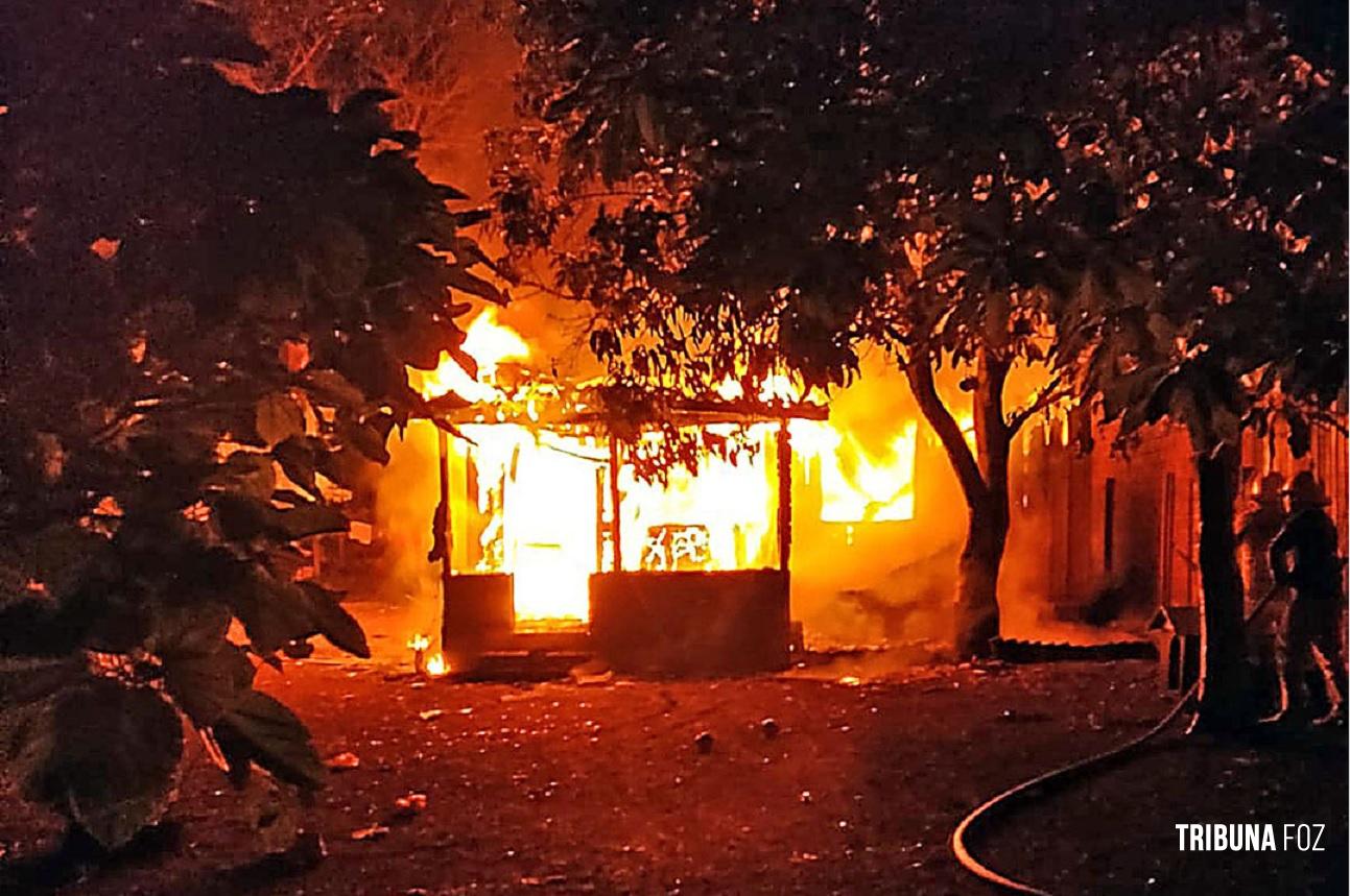 Discussão de casal termina em desastre: Menor queima colchão e destrói completamente a casa na Colonia San Lorenzo, no Paraguai