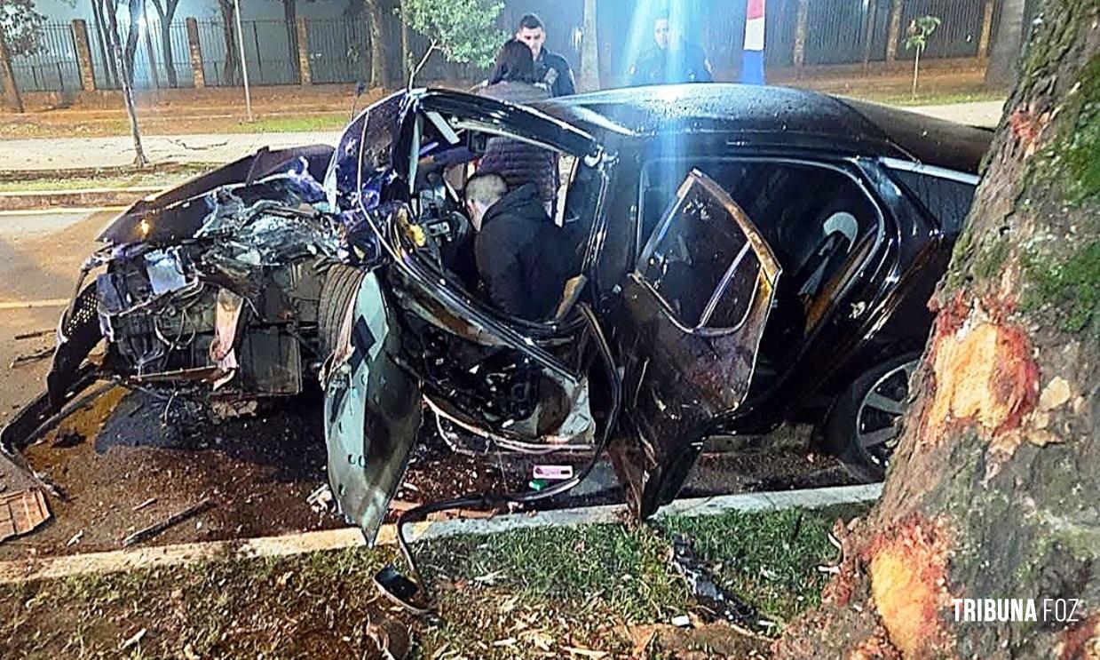Dois jovens ficam feridos após violenta colisão contra árvore em Ciudad Del Este