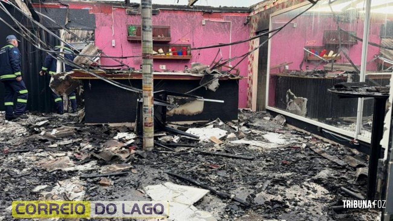 Fogo no cabaré: incêndio de grandes proporções destrói boate durante a madrugada em Santa Helena