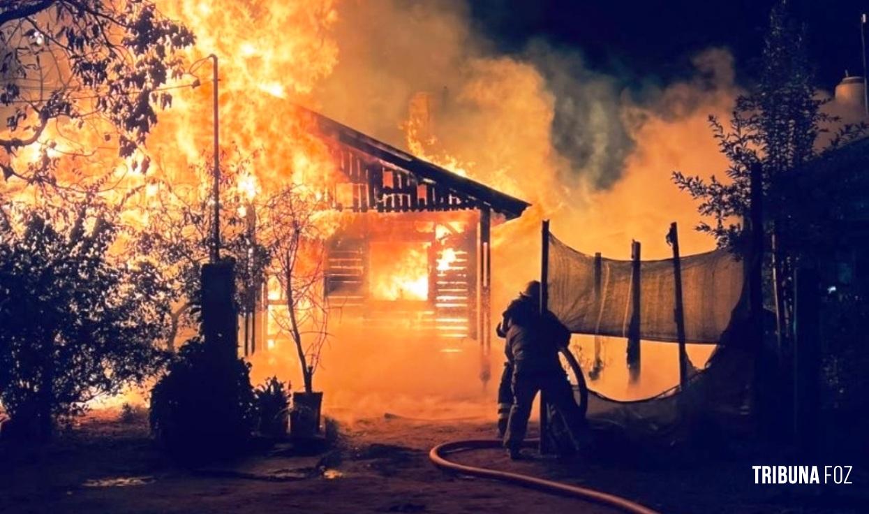 Incêndio destrói casa no bairro Altos Del Paraná em Puerto Iguazu, na Argentina