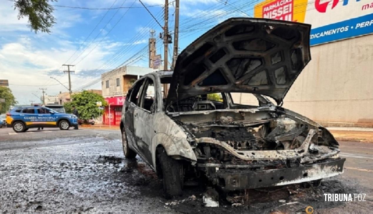 Incêndio destrói veículo no centro de São Miguel do Iguaçu
