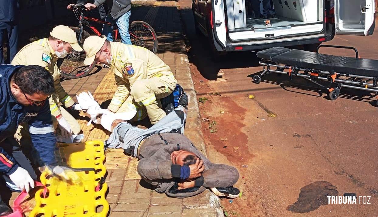 Motociclista é socorrido pelo Siate após colisão entre duas motos no Porto Meira em Foz do Iguaçu