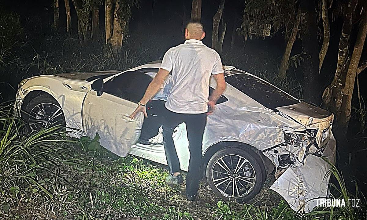 Motorista bate em poste em Hernandarias no Paraguai