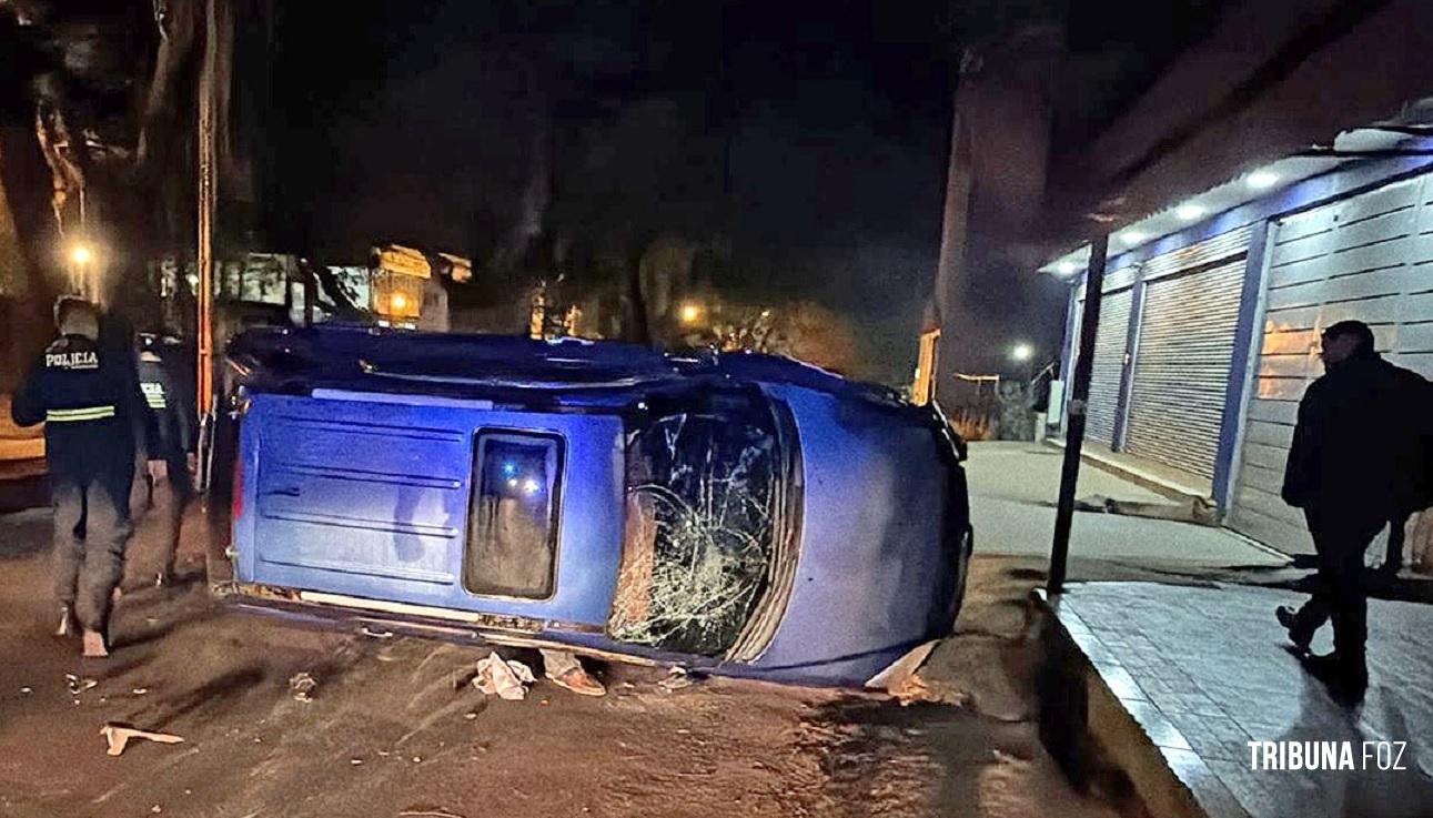 Motorista embriagado bate em dois carros estacionados e capota no centro de Ciudad Del Este
