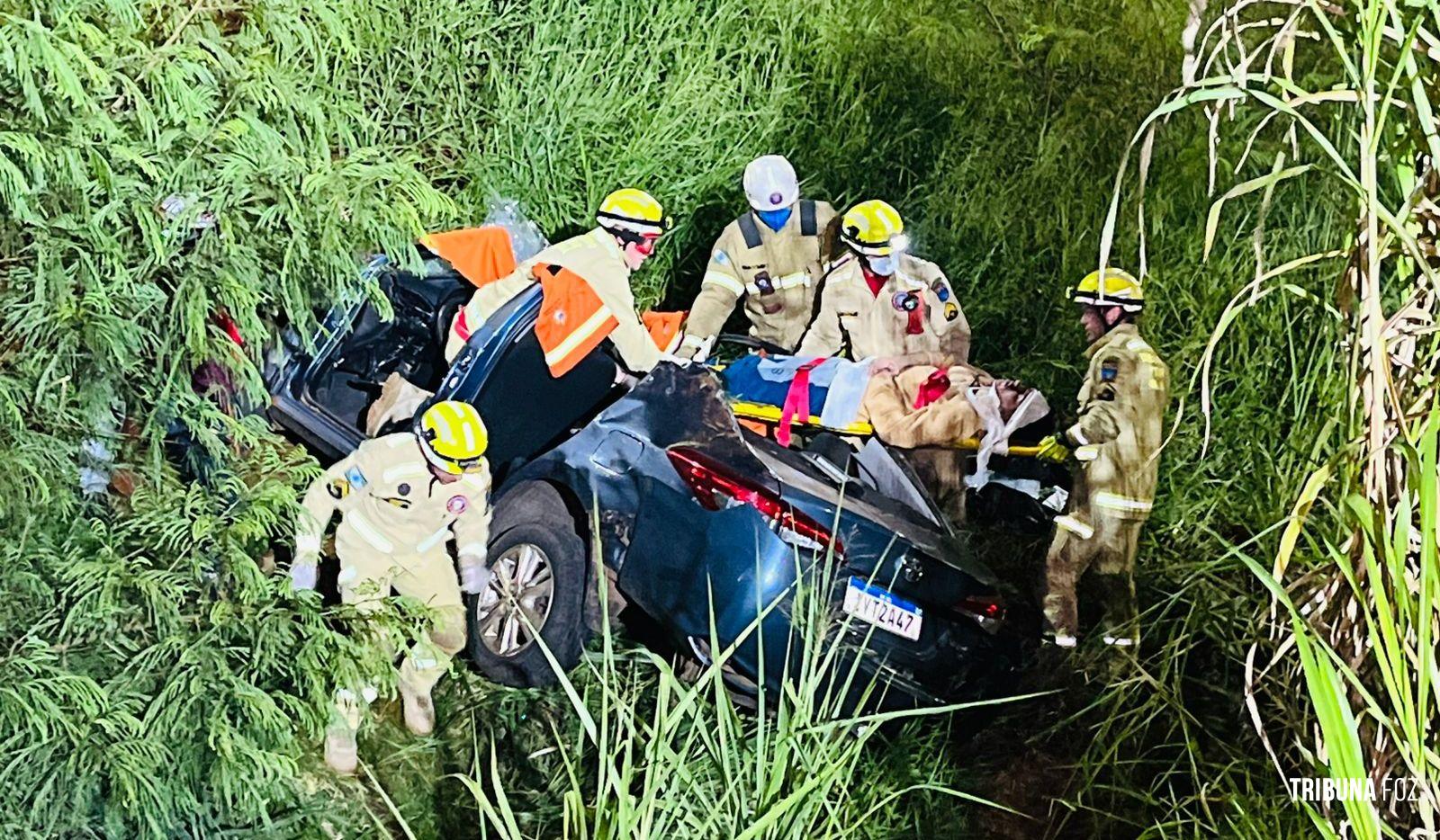 Motorista fica preso às ferragens após capotamento de veículo na Perimetral Leste