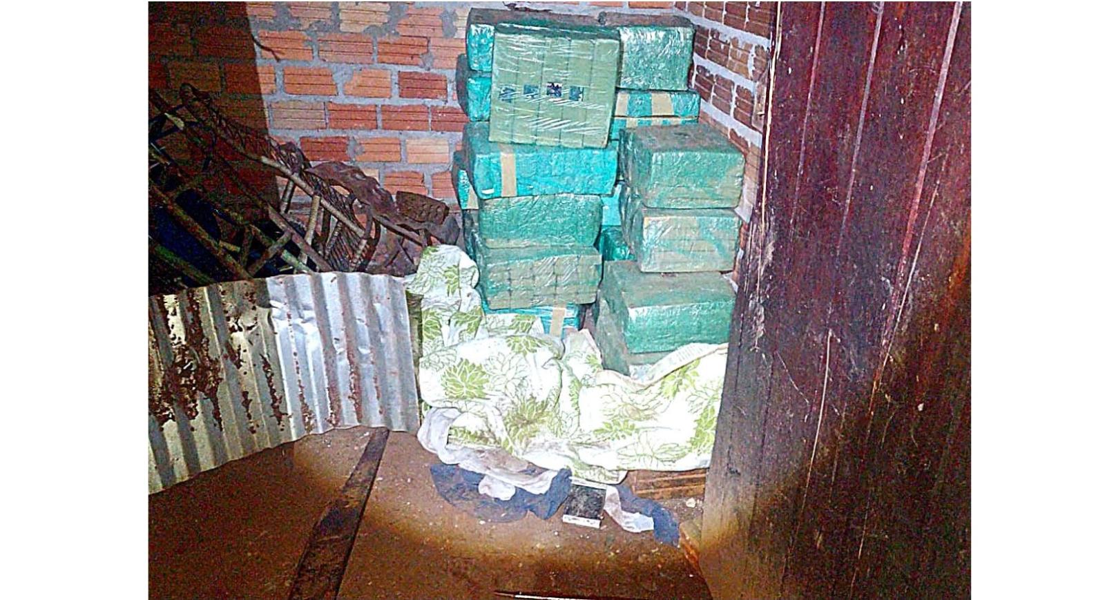 Polícia apreende maconha "abandonada" em moradia no bairro Remansito em Ciudad Del Este