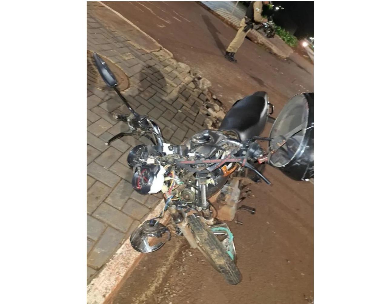 Adolescente de 16 anos fica ferido em acidente entre motocicleta e veículo em Missal