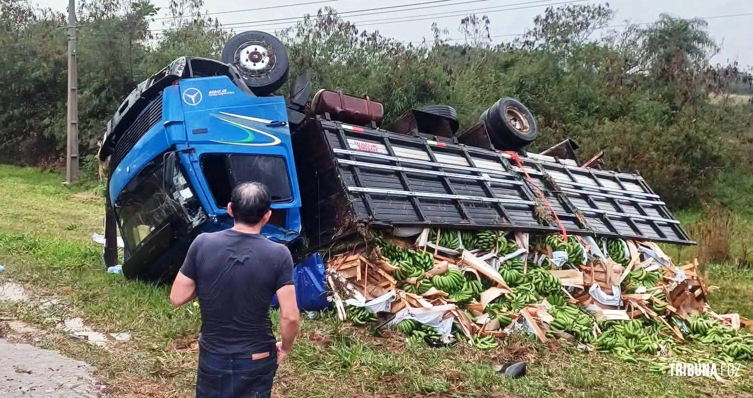Caminhão carregado de bananas tomba na Rodovia PY-02 no Paraguai