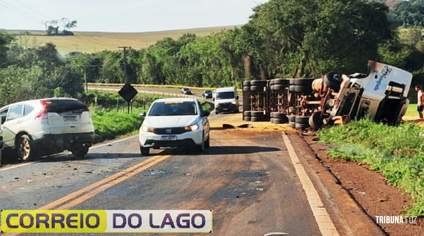 Carreta carregada com milho tomba, invade pista contrária e atinge SUV na curva do Rodeio em Marechal Cândido Rondon