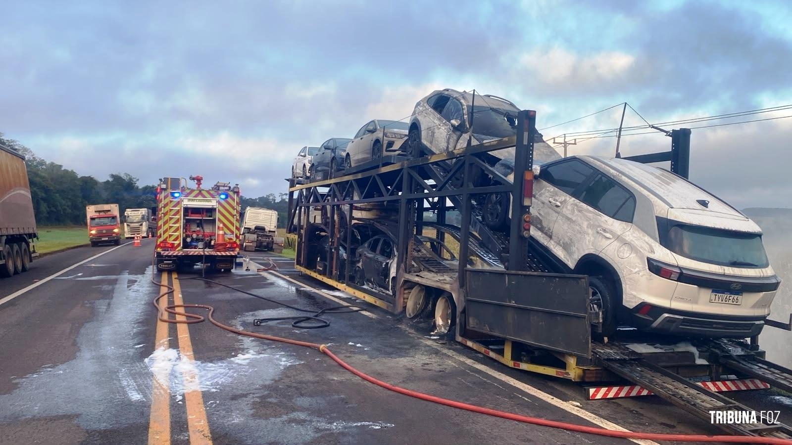 Carreta cegonha pega fogo e danifica veículos na BR-277 próximo ao pedágio de Céu Azul