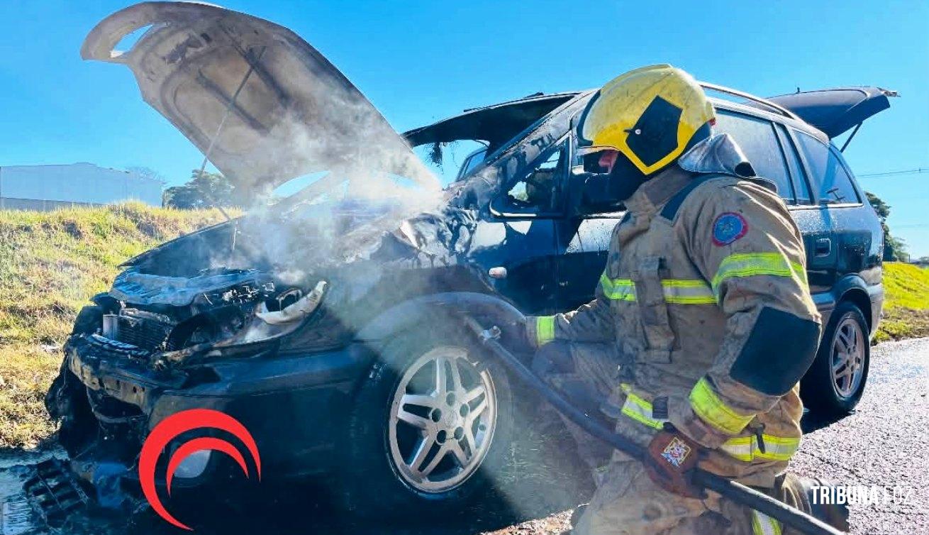 Carro é destruído por incêndio no Bairro Parque Pilar Campestre