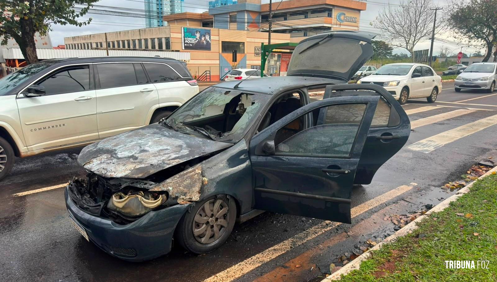 Carro fica completamente destruído após incêndio na Av. Paraná em Foz do Iguaçu