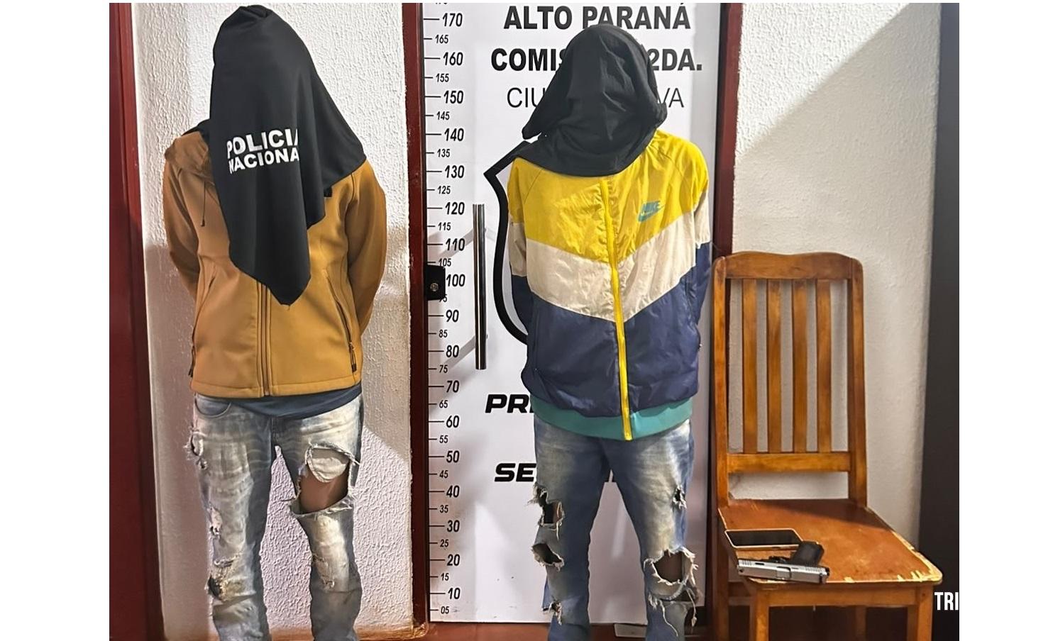 Dois jovens foram presos com réplica de arma de fogo após fugirem de patrulha policial em Ciudad Del Este