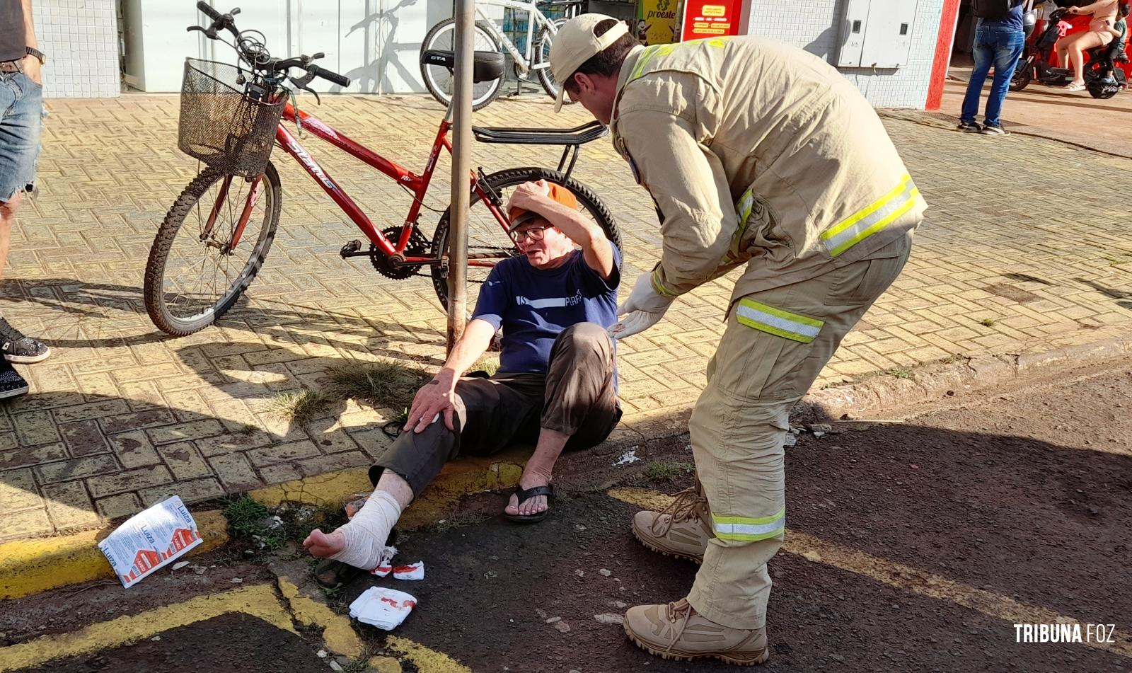 Idosa de 70 anos é socorrida pelo Siate após queda de bicicleta no Porto Meira