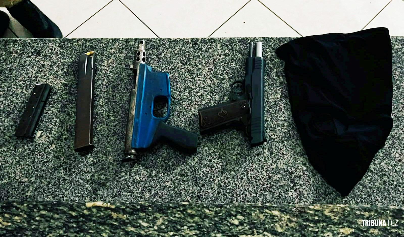 Militares da ROCAM localizam carro usado em assaltos e apreende pistola, submetralhadora e touca ninja em Foz do Iguaçu