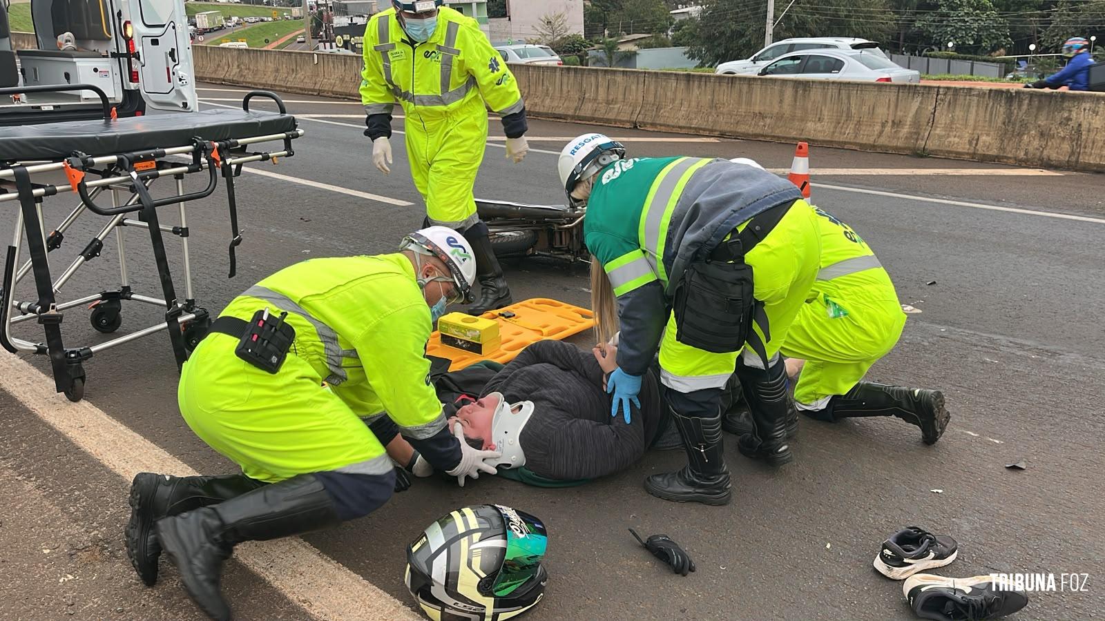 Motociclista é socorrido pelo Siate após colisão no viaduto da Av. Costa e Silva