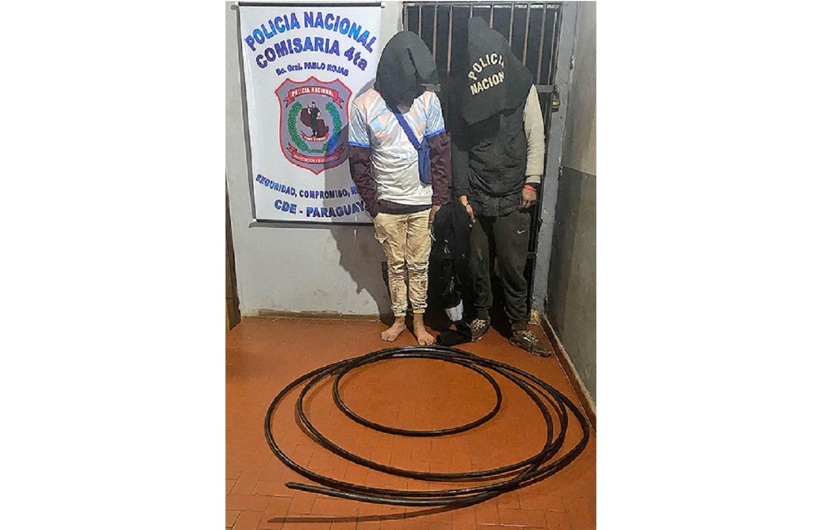 Policia prende dois homens em flagrante por furto de cabos em Ciudad Del Este