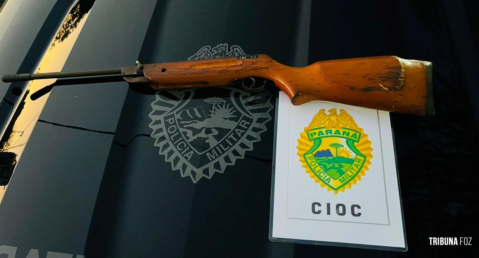 População ajuda PM e arma é encontrada escondida em meio a entulho em Foz do Iguaçu