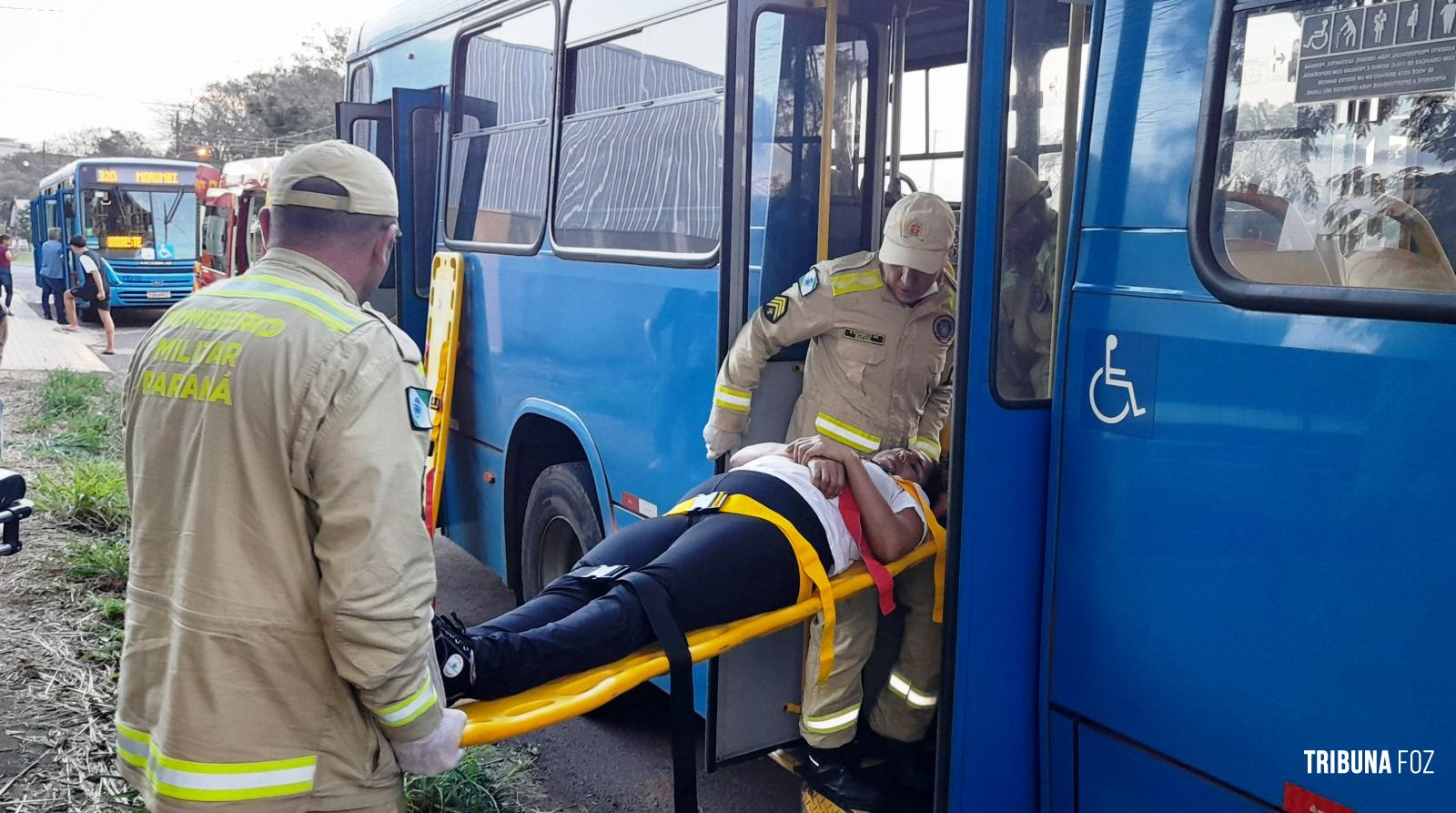Quatro passageiros ficam feridos após queda dentro de ônibus do transporte coletivo no Jardim Patriarca em Foz do Iguaçu
