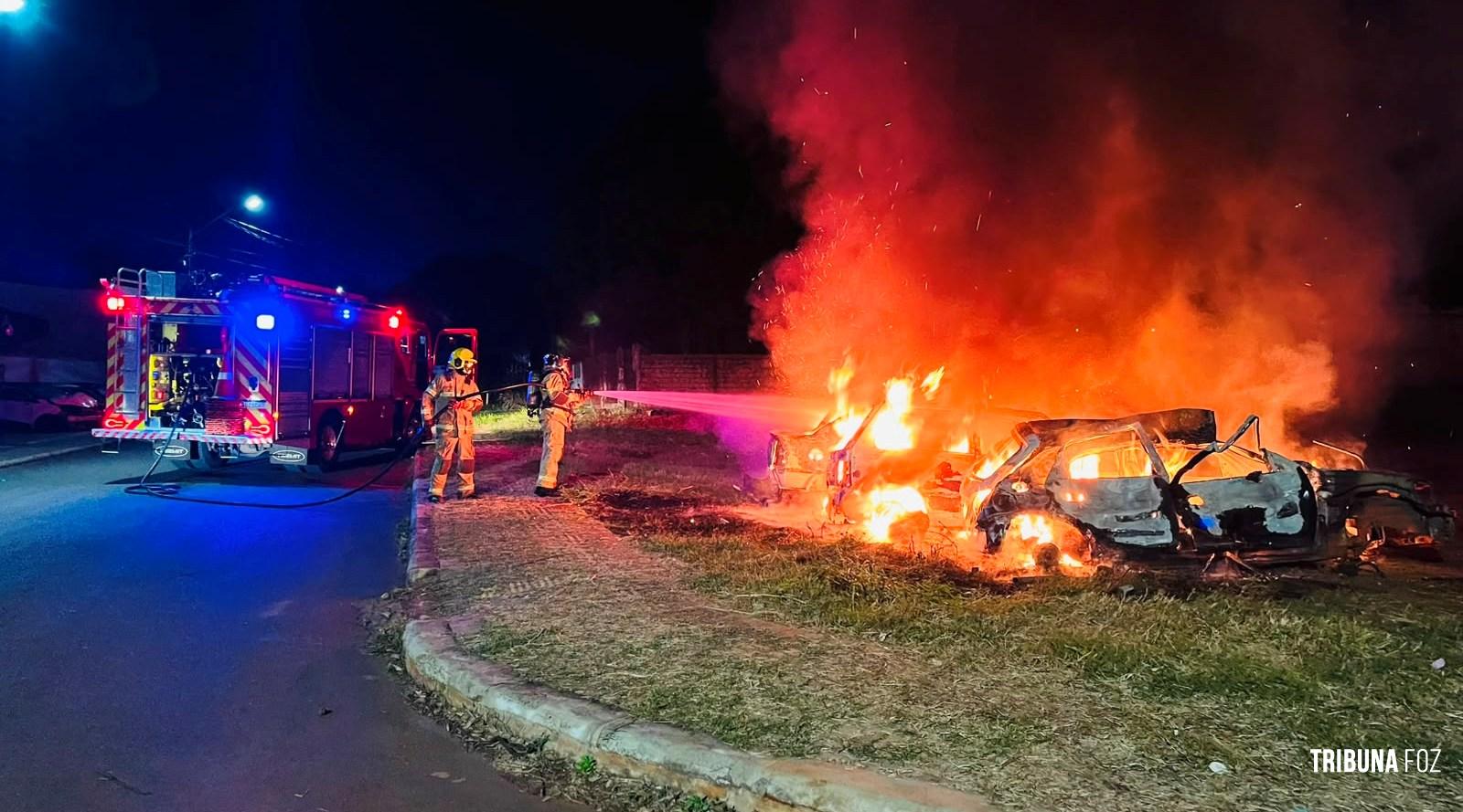 Quatro veículos são destruídos após incêndio criminoso em ferro-velho de Foz do Iguaçu