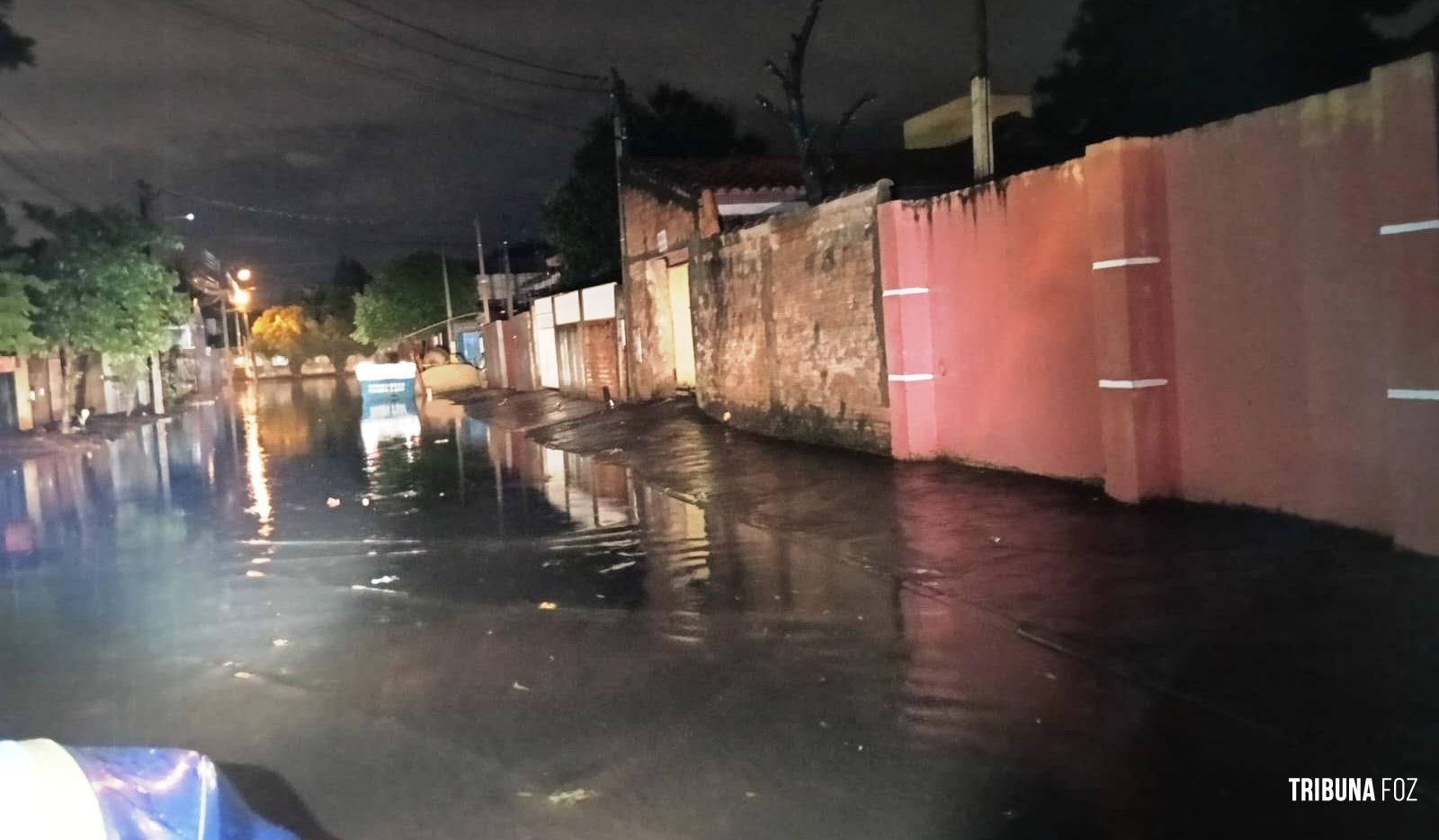Temporal com mais de 100 mm de chuva provoca alagamentos e queda de árvore em Foz do Iguaçu