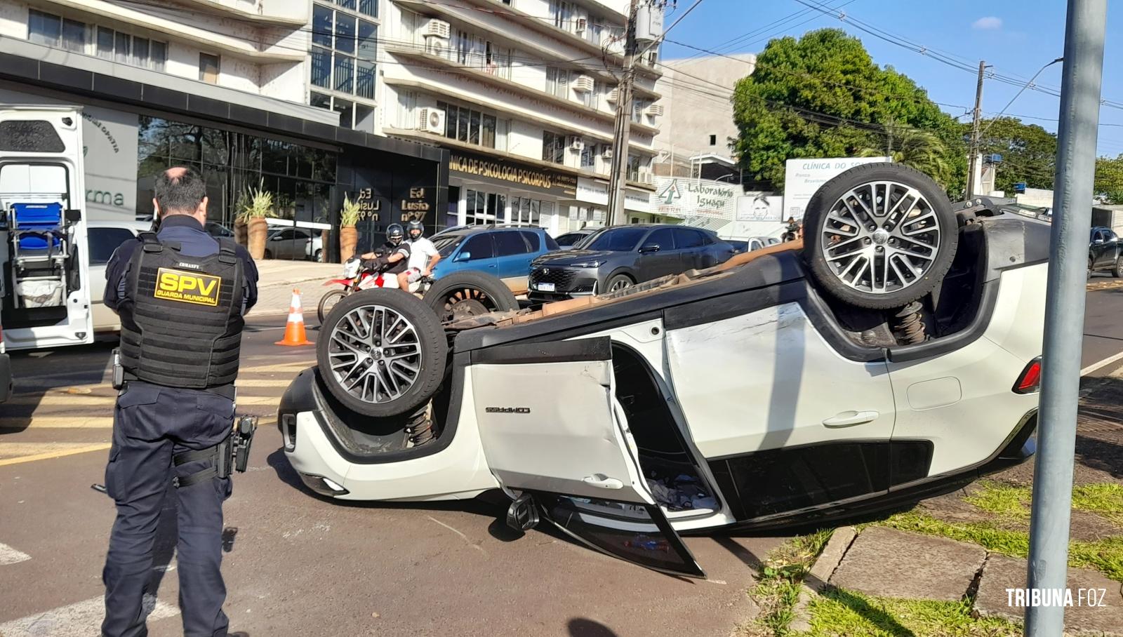 Veículo capota após colisão na Av. General Meira em Foz do Iguaçu 