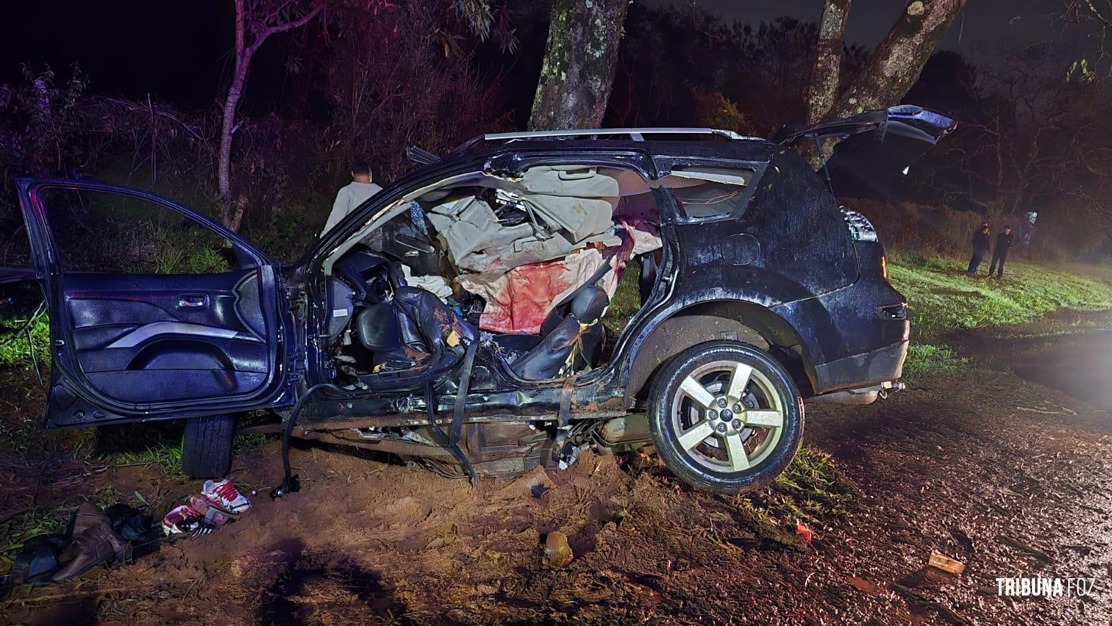 Veículo colide com arvore e deixa seis feridos e dois mortos na Av. Felipe Wandscheer 