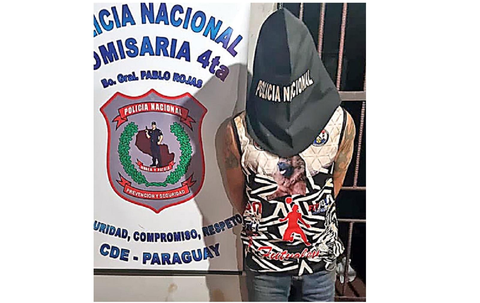 Vizinhos imobilizam homem armado com facão após vandalismo e agressão a família em Ciudad Del Este