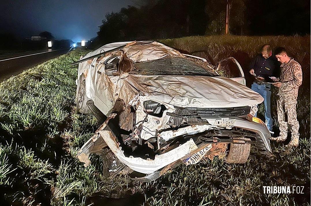 Brasileiro capota caminhonete  e sai ileso na Rodovia PY-02 em Yguazú no Paraguai