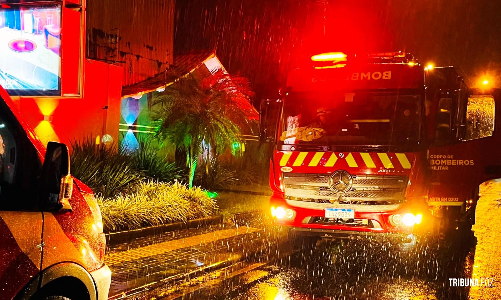 Caminhonete destrói portão de motel após motorista perder o controle em Foz do Iguaçu 